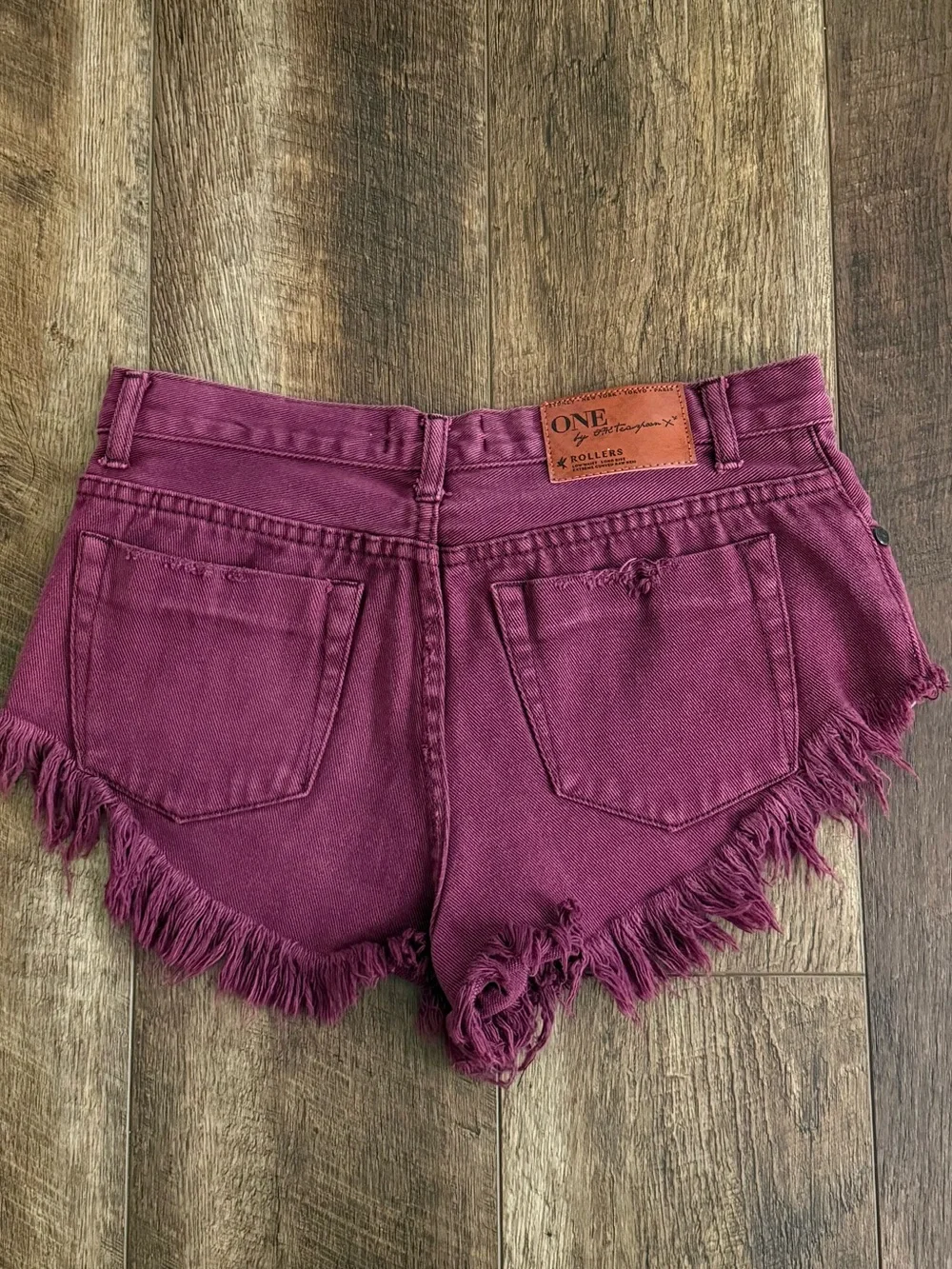 One Teaspoon - Rollers Low Waist Long Rise Curved Raw Hem Shorts - Burgundy